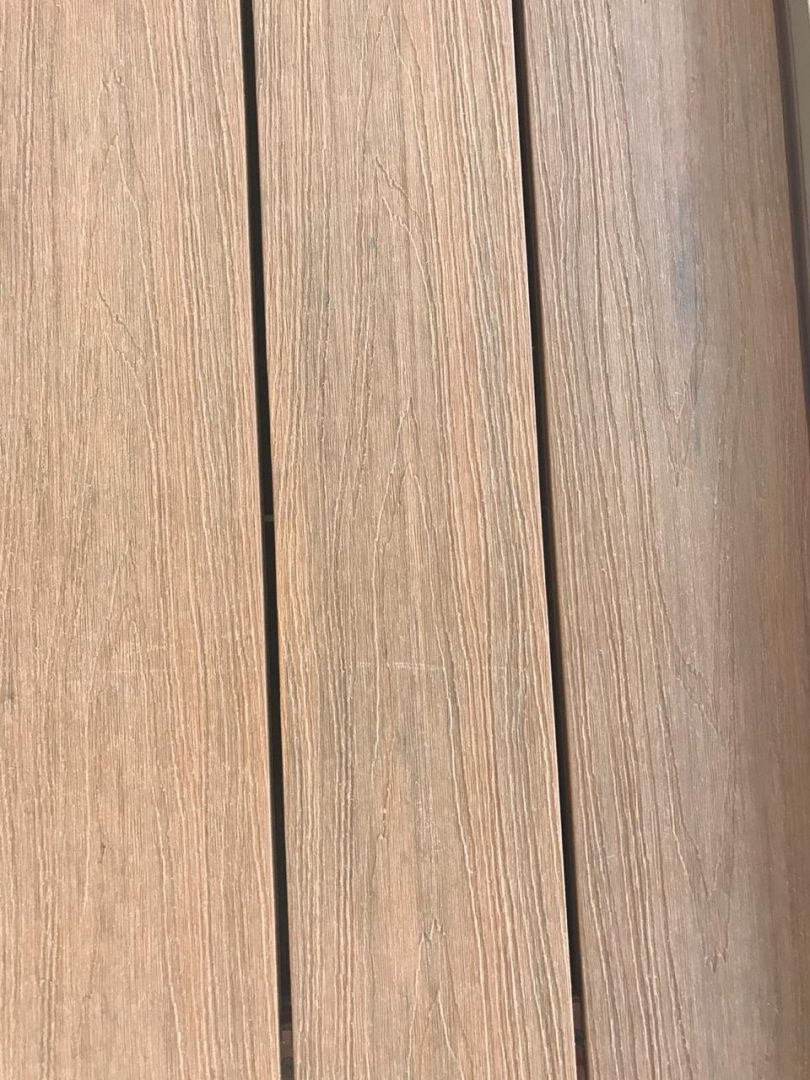 Pisos para Exterior: Deck PVC y Césped Sintético.