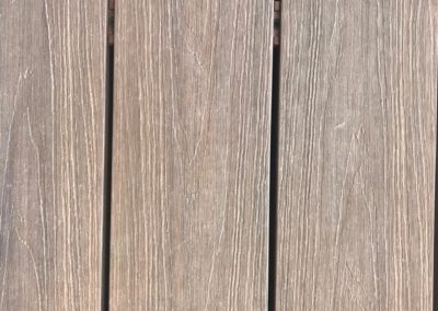 Pisos para Exterior: Deck PVC y Césped Sintético.