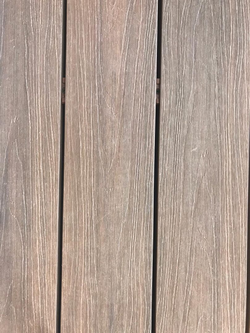 Pisos para Exterior: Deck PVC y Césped Sintético.