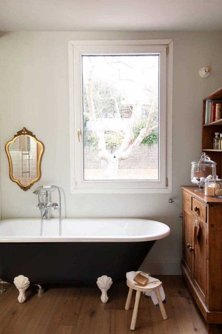 Si quiero una bañera independiente de la ducha ¿qué piso debo usar